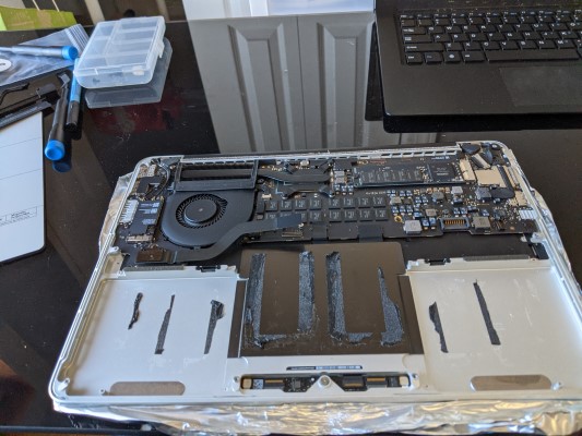 Macbook Pro 2013 internals, left speaker removed